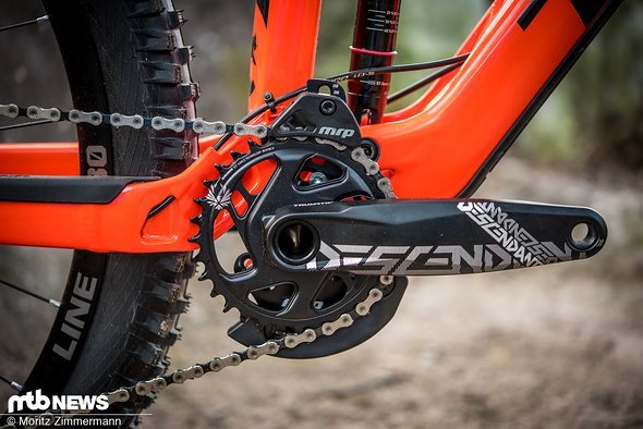 Hier werden keine Gefangenen gemacht: Truvativ Descendant-Kurbeln und eine MRP-Kettenführung mit Bashguard deuten darauf hin, dass das Trek Slash 9.8 im Downhill so einiges auf dem Kasten hat. Hier werden keine Gefangenen gemacht: Truvativ Descendant-Kurbeln und eine MRP-Kettenführung mit Bashguard deuten darauf hin, dass das Trek Slash 9.8 im Downhill so einiges auf dem Kasten hat.