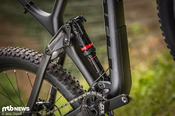 Am Topmodell verbauen die Amerikaner einen RockShox Deluxe RT3 mit Re:aktiv- und ThruShaft-Technologie Am Topmodell verbauen die Amerikaner einen RockShox Deluxe RT3 mit Re:aktiv- und ThruShaft-Technologie