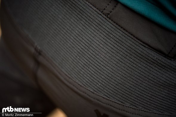 Hinten ist ein sehr elastisches Material eingearbeitet Hinten ist ein sehr elastisches Material eingearbeitet