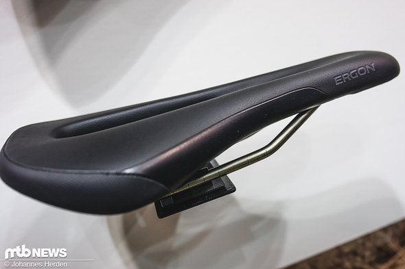 Um besser mit der Innenseite der Schenkel geführt werden zu können, sind die Modelle SM Enduro Comp und Pro Titanium rundum gepolstert Um besser mit der Innenseite der Schenkel geführt werden zu können, sind die Modelle SM Enduro Comp und Pro Titanium rundum gepolstert
