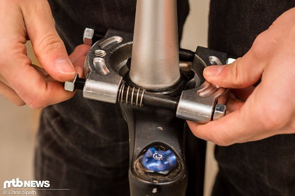 Die Muttern werden weit genug herausgedreht, um das Tool an der Gabel anzusetzen Die Muttern werden weit genug herausgedreht, um das Tool an der Gabel anzusetzen