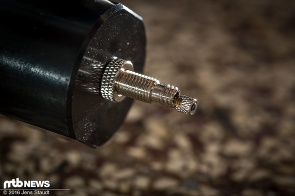Befüllt wird das Reservoir über ein Presta Ventil – der Einsatz eines Kompressors ist zum Befüllen nicht erlaubt Befüllt wird das Reservoir über ein Presta Ventil – der Einsatz eines Kompressors ist zum Befüllen nicht erlaubt