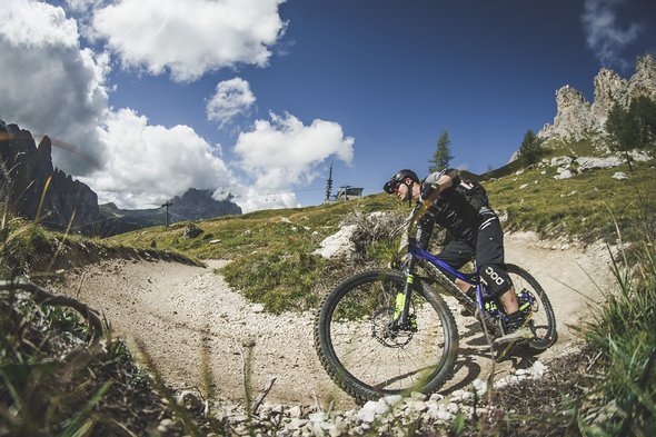 Der Untergrund am Grödner Joch ist weiterhin etwas rutschig Der Untergrund am Grödner Joch ist weiterhin etwas rutschig