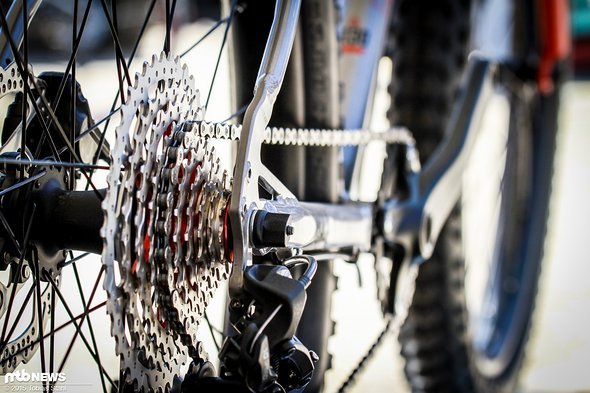 Geschaltet wird in der Serienversion mit Shimano SLX, als Kassette kommt eine Sunrace 11-42t zum Einsatz Geschaltet wird in der Serienversion mit Shimano SLX, als Kassette kommt eine Sunrace 11-42t zum Einsatz