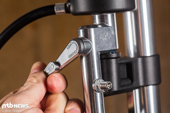 Per Hebel umlegen lässt sich der Luftstrom starten – wer nicht pumpen will, kann auch mit dem Kompressor das Reservoir auffüllen Per Hebel umlegen lässt sich der Luftstrom starten – wer nicht pumpen will, kann auch mit dem Kompressor das Reservoir auffüllen