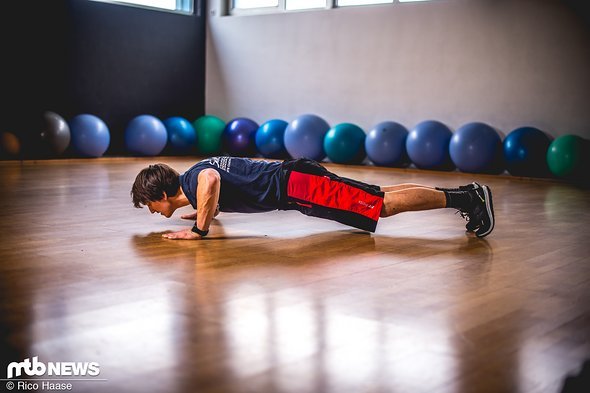 Endposition: So tief wie möglich nach unten. Beim Pushen nach oben gleichmäßig ausatmen. Endposition: So tief wie möglich nach unten. Beim Pushen nach oben gleichmäßig ausatmen.