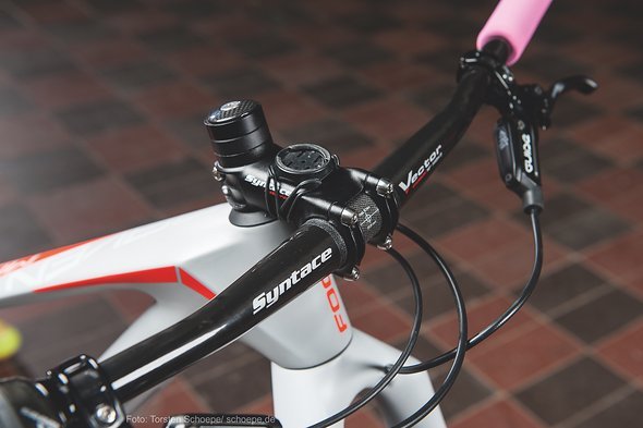 Nach dem Bikefitting muss noch Hand an den Turmbau angelegt werden. Beeindruckend wie tief die neue Syntace Lenkzentrale gewandert ist. Nach dem Bikefitting muss noch Hand an den Turmbau angelegt werden. Beeindruckend wie tief die neue Syntace Lenkzentrale gewandert ist.