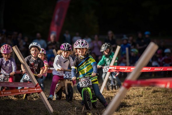 Die Kleinen selber haben sichtlich Spaß daran und zeigen starken Einsatz – hier steht sicher der ein oder andere Enduro-Nachwuchs in den Startlöchern! Die Kleinen selber haben sichtlich Spaß daran und zeigen starken Einsatz – hier steht sicher der ein oder andere Enduro-Nachwuchs in den Startlöchern!