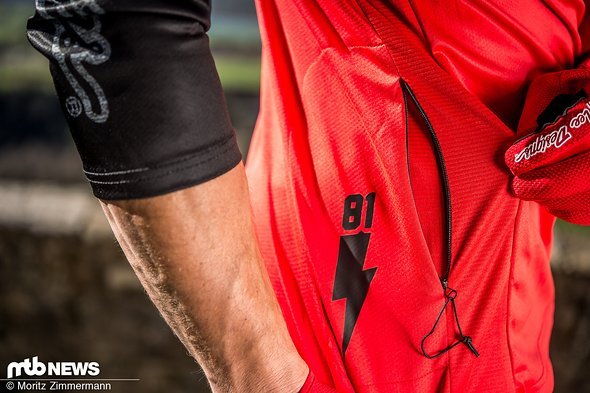 Fans von Blitzen, der Zahl 81 und kleinen Taschen mit Reißverschlüssen dürfte das Troy Lee Ruckus Bolt-Jersey ansprechen. Fans von Blitzen, der Zahl 81 und kleinen Taschen mit Reißverschlüssen dürfte das Troy Lee Ruckus Bolt-Jersey ansprechen.