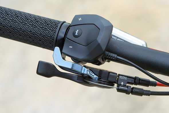 Bordcomputer sowie die Wahl der Fahrstufe lassen sich bequem per Daumen einstellen Bordcomputer sowie die Wahl der Fahrstufe lassen sich bequem per Daumen einstellen