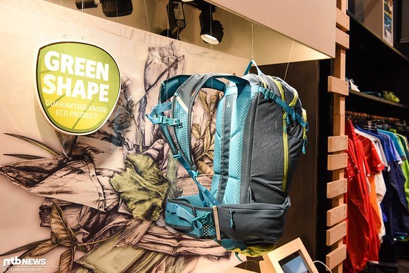 Der elastische Hüftgurt setzt außen am Rucksack an und soll so nicht nur die Hüfte umschließen ... Der elastische Hüftgurt setzt außen am Rucksack an und soll so nicht nur die Hüfte umschließen ...