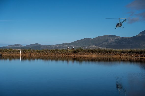Der Heli bleibt heute nur bei Schurter und Forster, die uns heute sogar einholen und ordentlich distanzieren. Wirklich beeindruckend die Beiden! Der Heli bleibt heute nur bei Schurter und Forster, die uns heute sogar einholen und ordentlich distanzieren. Wirklich beeindruckend die Beiden!