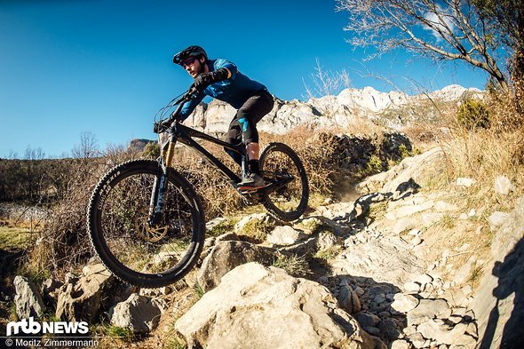 Ruppige und steinige Trails wie diesen ballert das Unplugged Volume 2 dank großen Laufrädern, langer Geometrie und exzellentem Hinterbau gänzlich ungeniert und ungehemmt entlang. Ruppige und steinige Trails wie diesen ballert das Unplugged Volume 2 dank großen Laufrädern, langer Geometrie und exzellentem Hinterbau gänzlich ungeniert und ungehemmt entlang.
