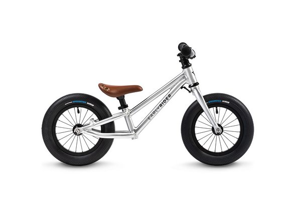 ... während das ebenfalls mit 12" Laufrädern ausgestattete Early Rider Charger auf den urbanen Einsatz abzielt ... während das ebenfalls mit 12" Laufrädern ausgestattete Early Rider Charger auf den urbanen Einsatz abzielt