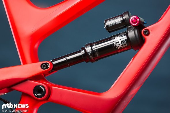 Am Pro-Modell kommt der etwas schlankere Fox DPX2-Dämpfer zum Einsatz Am Pro-Modell kommt der etwas schlankere Fox DPX2-Dämpfer zum Einsatz