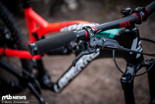 Lapierre verbaut am Spicy Team Ultimate SRAM Guide RSC-Bremsen mit 200 mm großen Bremsscheiben vorne und hinten. Lapierre verbaut am Spicy Team Ultimate SRAM Guide RSC-Bremsen mit 200 mm großen Bremsscheiben vorne und hinten.