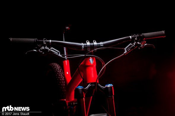 Der Carbon-Lenker von Bontrager war aus unserer Sicht etwas zu steif Der Carbon-Lenker von Bontrager war aus unserer Sicht etwas zu steif
