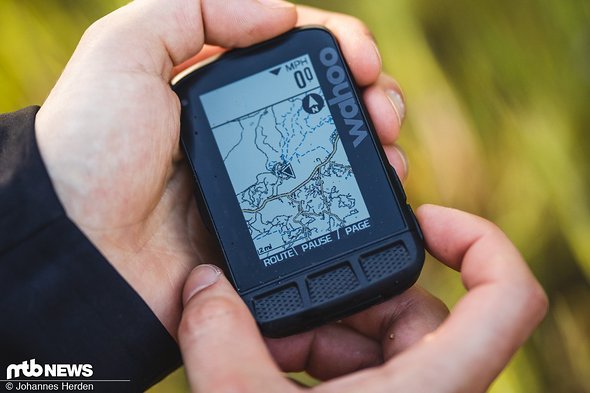 Über die seitlichen Tasten zoomt man in die Karte ein und aus – auch Routing-Ziele lassen sich auf der Karte markieren Über die seitlichen Tasten zoomt man in die Karte ein und aus – auch Routing-Ziele lassen sich auf der Karte markieren