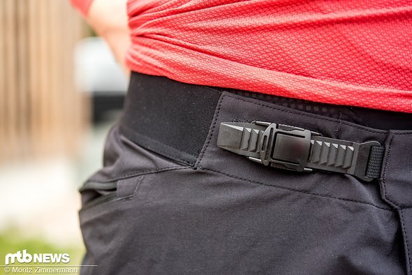 Die Weite der Fox Flexair Short lässt sich etwas ungewöhnlich über ein Ratschensystem anpassen Die Weite der Fox Flexair Short lässt sich etwas ungewöhnlich über ein Ratschensystem anpassen