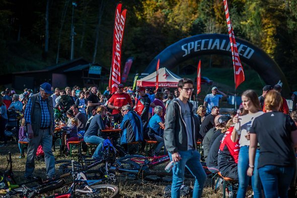 Aufgrund der Nachmittagssonne blieben viele Teilnehmer und Zuschauer im Zielbereich und entspannten bei Würstl und Bier. Bis zur Siegerehrung sollte es aufgrund der noch anstehenden Dopingkontrolle etwas dauern … Aufgrund der Nachmittagssonne blieben viele Teilnehmer und Zuschauer im Zielbereich und entspannten bei Würstl und Bier. Bis zur Siegerehrung sollte es aufgrund der noch anstehenden Dopingkontrolle etwas dauern …