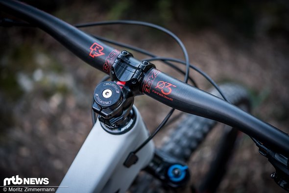 Das Cockpit besteht aus hochwertigen Race Face-Komponenten wie dem 780 mm breiten Next R-Carbonlenker. Das Cockpit besteht aus hochwertigen Race Face-Komponenten wie dem 780 mm breiten Next R-Carbonlenker.