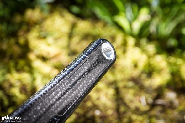 Durch das gestickte Grundmaterial erhält die Kurbel einen unverwechselbaren Look Durch das gestickte Grundmaterial erhält die Kurbel einen unverwechselbaren Look