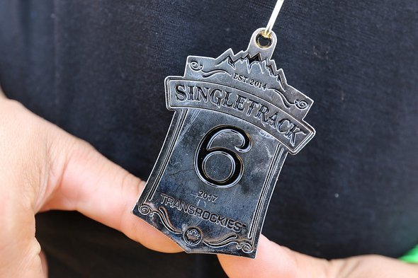Ein schönes Andenken an das vergangene Abenteuer. Mama wird sich zu Hause über die Medaille freuen. Ein schönes Andenken an das vergangene Abenteuer. Mama wird sich zu Hause über die Medaille freuen.