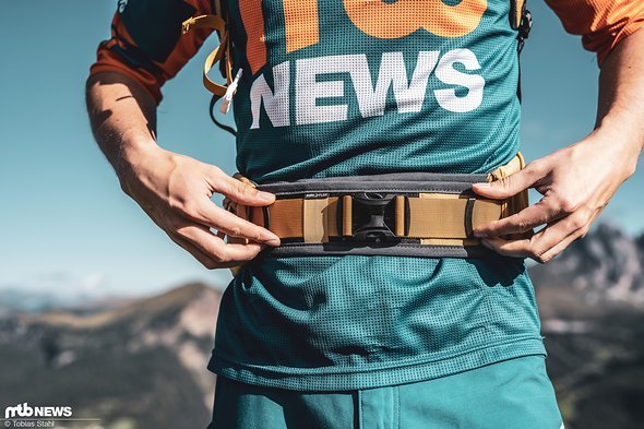 Der Hüftgurt bietet einen weiten Einstellbereich und sorgt für eine sehr gute Fixierung des Rucksacks am Rücken Der Hüftgurt bietet einen weiten Einstellbereich und sorgt für eine sehr gute Fixierung des Rucksacks am Rücken