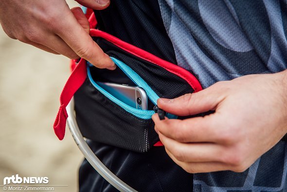 Kleinere Smartphones finden in der Netztasche Platz Kleinere Smartphones finden in der Netztasche Platz