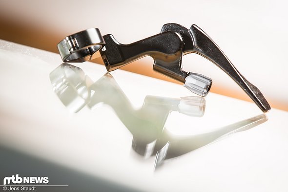SRAM-Trigger Interface, ergonomische Hebelposition unter dem Lenker und eine verbesserte Zugführung finden sich am Hebel. SRAM-Trigger Interface, ergonomische Hebelposition unter dem Lenker und eine verbesserte Zugführung finden sich am Hebel.