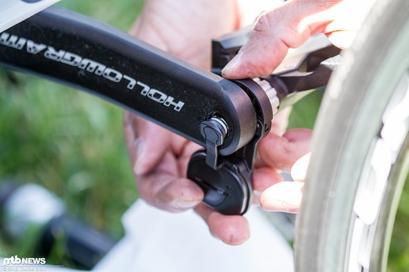 So wird der Sensor an der Pedalachse befestigt So wird der Sensor an der Pedalachse befestigt