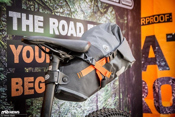 Das Seat-Pack M bietet 11 l Volumen und stützt sich an Sattelstütze und Sattel ab Das Seat-Pack M bietet 11 l Volumen und stützt sich an Sattelstütze und Sattel ab