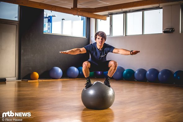 … und gleichzeitig den zweiten Fuß mit auf den Ball zu stellen. … und gleichzeitig den zweiten Fuß mit auf den Ball zu stellen.