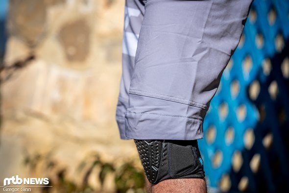 An den Knien ist die Hose stark vorgeformt An den Knien ist die Hose stark vorgeformt