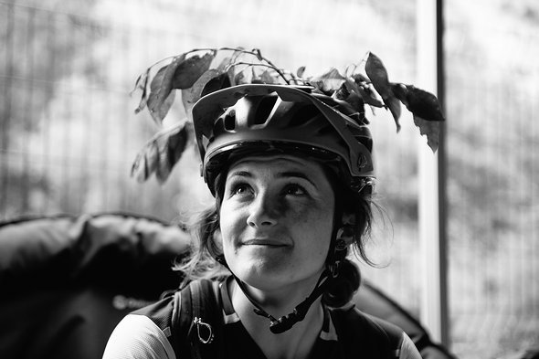 Katy Winton mit Blattgeweih im Helm. So ist sie für die Fotografen schwerer zu sehen – geschickt! Katy Winton mit Blattgeweih im Helm. So ist sie für die Fotografen schwerer zu sehen – geschickt!