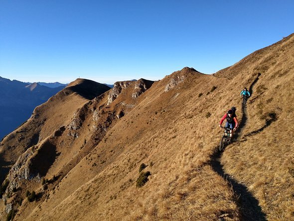 Günther würde man wohl am ehesten als alpinen Biker bezeichnen, für den natürlich der Spaß in der Abfahrt aber auch das Naturerlebnis im Vordergrund steht ... Günther würde man wohl am ehesten als alpinen Biker bezeichnen, für den natürlich der Spaß in der Abfahrt aber auch das Naturerlebnis im Vordergrund steht ...