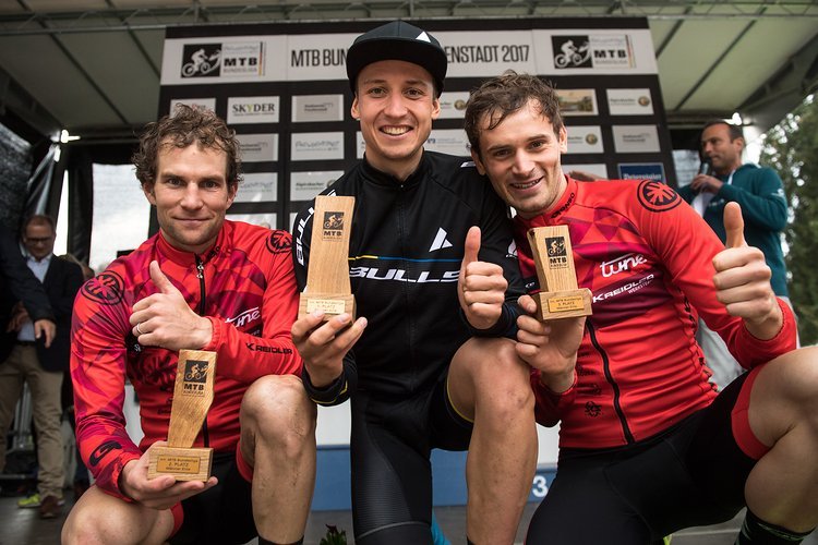 Deutscher Meister im Sprint, Vizemeister im Cross-Country und Marathon und nun auch noch Gesamtsieger der internationalen MTB-Bundesliga: Die Erfolgsliste von Simon Stiebjahn ist lang in diesem Jahr. Deutscher Meister im Sprint, Vizemeister im Cross-Country und Marathon und nun auch noch Gesamtsieger der internationalen MTB-Bundesliga: Die Erfolgsliste von Simon Stiebjahn ist lang in diesem Jahr.