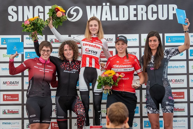 Das Podium der Damen: Eibl vor Terpstra, Keller, Indergand und Rieder Das Podium der Damen: Eibl vor Terpstra, Keller, Indergand und Rieder