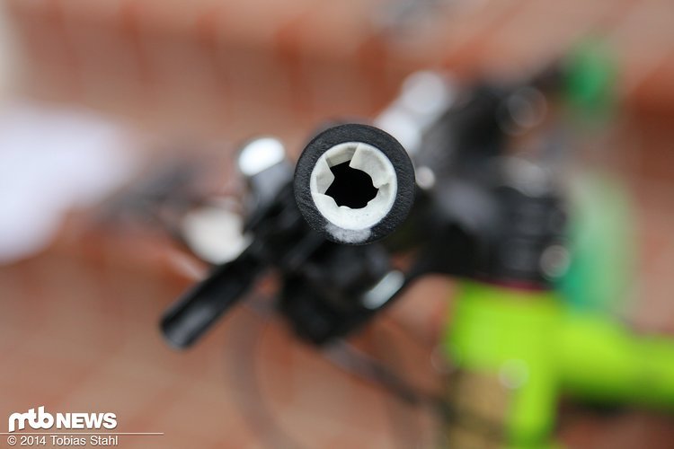 Ungewöhnlich aber wirkungsvoll und extrem leicht: Der Griff wird auf den Lenker geklebt, ein Lock-On-System ist nicht erforderlich Ungewöhnlich aber wirkungsvoll und extrem leicht: Der Griff wird auf den Lenker geklebt, ein Lock-On-System ist nicht erforderlich