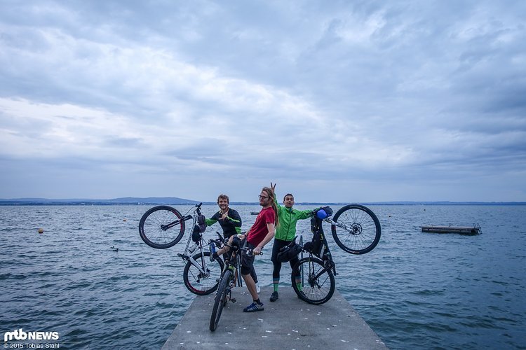 Drei Verrückte vor der Abfahrt in Friedrichshafen am Bodensee Drei Verrückte vor der Abfahrt in Friedrichshafen am Bodensee