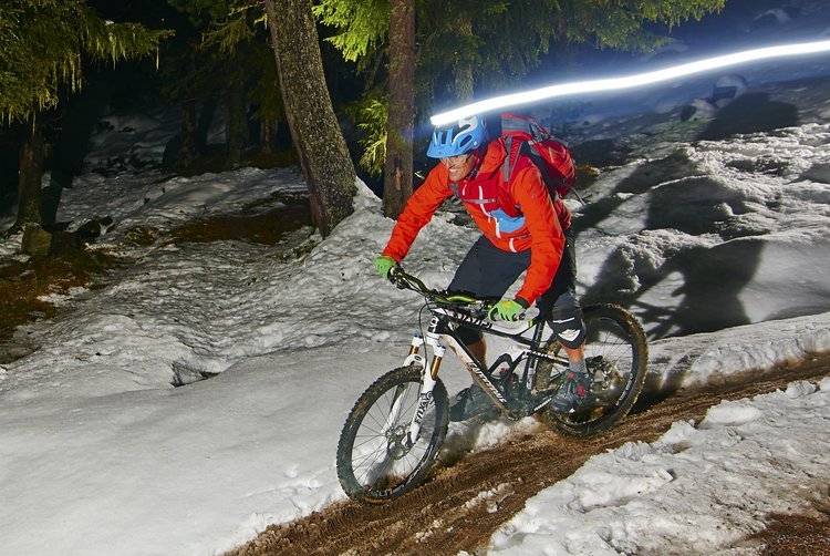 Mit den Leuchten sorgt Light & Motion dafür, dass auch im Winter die Trails erkundet werden können Mit den Leuchten sorgt Light & Motion dafür, dass auch im Winter die Trails erkundet werden können