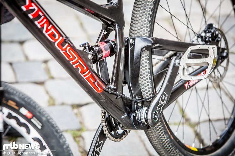 YT bringt ein Slopestyle-Fully aus Carbon, bei dem sich der Hinterbau um massive Lager direkt um das Innenlager dreht YT bringt ein Slopestyle-Fully aus Carbon, bei dem sich der Hinterbau um massive Lager direkt um das Innenlager dreht