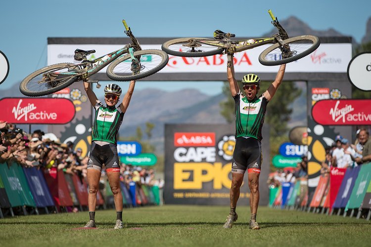 Ein geniales Duo: Rissveds und Teamchef Frischknecht gewannen 2017 gemeinsam das Cape Epic. Ein geniales Duo: Rissveds und Teamchef Frischknecht gewannen 2017 gemeinsam das Cape Epic.