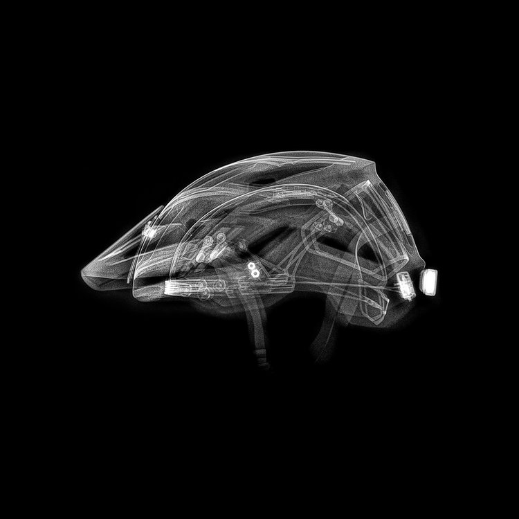 Im Helm sind Beschleunigungsmesser und ein Gyroskop integriert. Das System soll in der Lage sein, schwere Stürze zu erkennen und nur bei einer tatsächlichen Verletzung den Alarm auszulösen Im Helm sind Beschleunigungsmesser und ein Gyroskop integriert. Das System soll in der Lage sein, schwere Stürze zu erkennen und nur bei einer tatsächlichen Verletzung den Alarm auszulösen