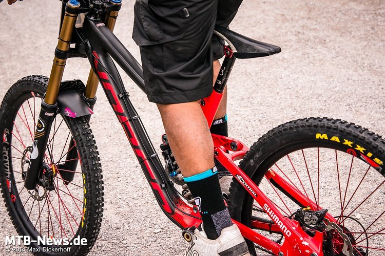 Aktuell ist unklar, wann es das Aurum Carbon nicht mehr nur für den World Cup, sondern auch für den Endkunden zu kaufen geben wird. Aktuell ist unklar, wann es das Aurum Carbon nicht mehr nur für den World Cup, sondern auch für den Endkunden zu kaufen geben wird.