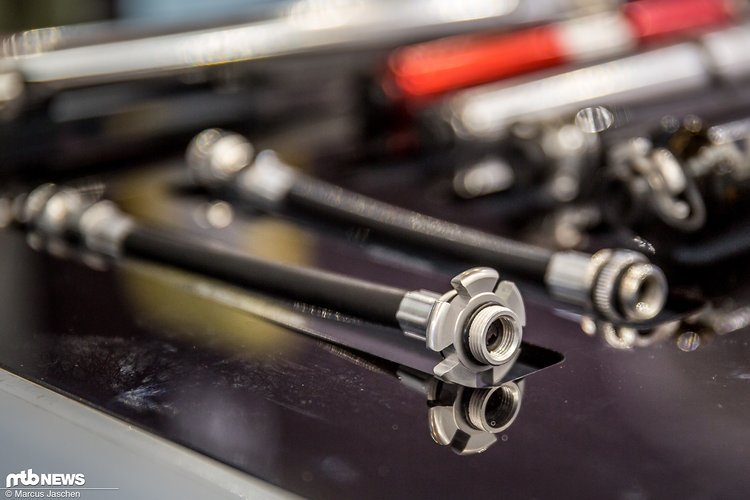 Die Pumpenschläuche wurden überarbeitet und verfügen ab sofort über ein Werkzeug zum Festschrauben von Ventil-Kernen. Die Pumpenschläuche wurden überarbeitet und verfügen ab sofort über ein Werkzeug zum Festschrauben von Ventil-Kernen.