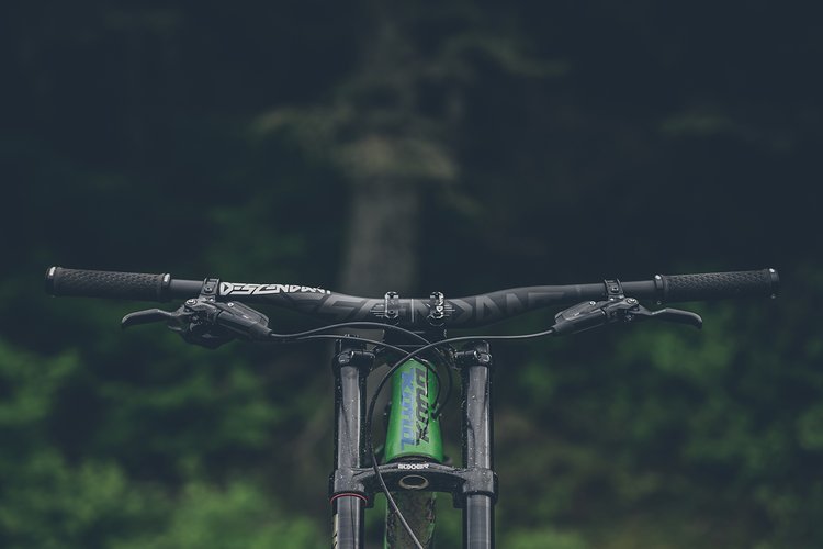 Diese Runde gewinnt der beste Tipper einen Truvativ Descendant Carbon-Riserbar mit passendem Direct Mount-Vorbau mit 35 mm Klemmung sowie SRAM-Griffe Diese Runde gewinnt der beste Tipper einen Truvativ Descendant Carbon-Riserbar mit passendem Direct Mount-Vorbau mit 35 mm Klemmung sowie SRAM-Griffe