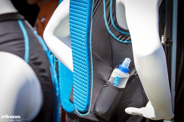 Das Bliss Vertical LD Day Top ist eine neue Protektorenveste, die einen flexiblen Rückenprotektoren mit hoher Dämpfungskapazität sowie zwei seitliche Taschen für Getränke oder Werkzeug bietet Das Bliss Vertical LD Day Top ist eine neue Protektorenveste, die einen flexiblen Rückenprotektoren mit hoher Dämpfungskapazität sowie zwei seitliche Taschen für Getränke oder Werkzeug bietet