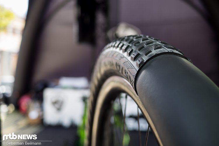 Der MrWolf Banger will die Felge vor Beschädigung schützen und das Tubeless-Fahrverhalten verbessern Der MrWolf Banger will die Felge vor Beschädigung schützen und das Tubeless-Fahrverhalten verbessern