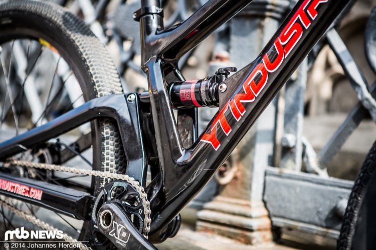 80 bis 100 mm Federweg dürfte das Bike bieten und soll so harte Landungen besser wegstecken als Hardtails 80 bis 100 mm Federweg dürfte das Bike bieten und soll so harte Landungen besser wegstecken als Hardtails
